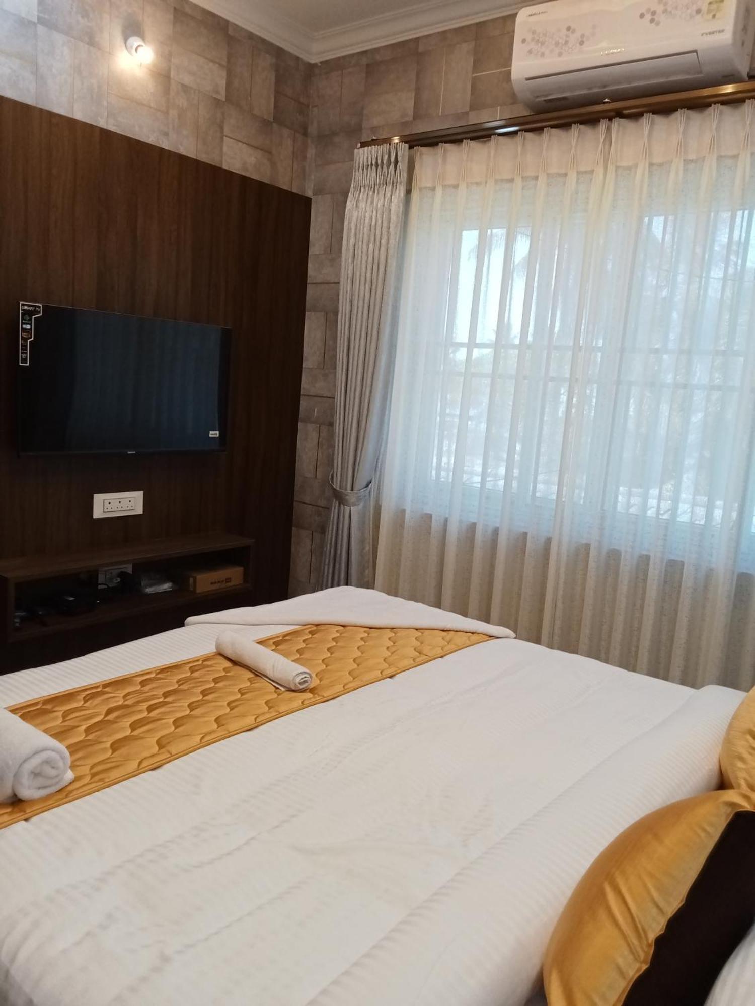Golden Residency Hotel Kushalanagar Bagian luar foto