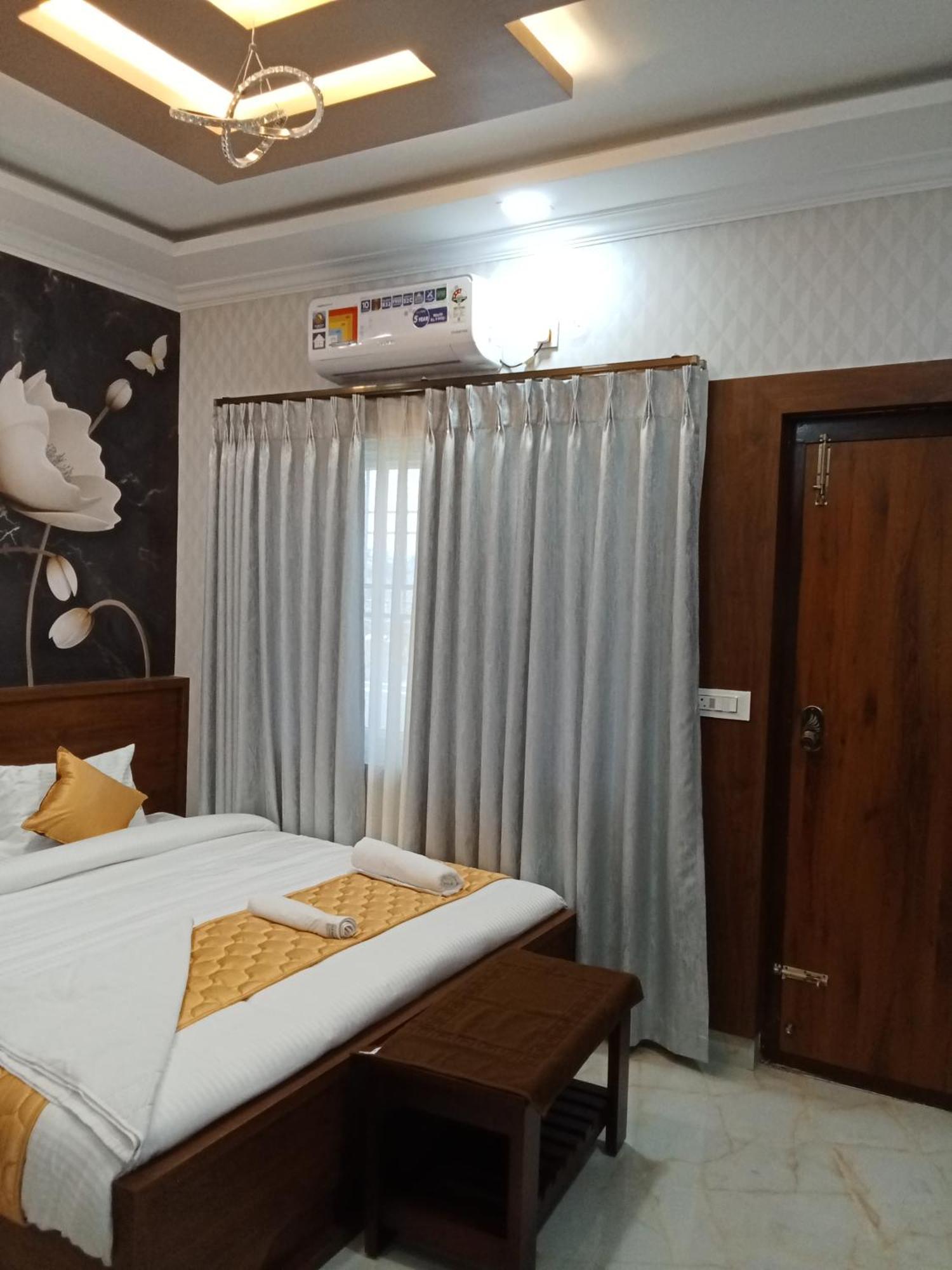Golden Residency Hotel Kushalanagar Bagian luar foto