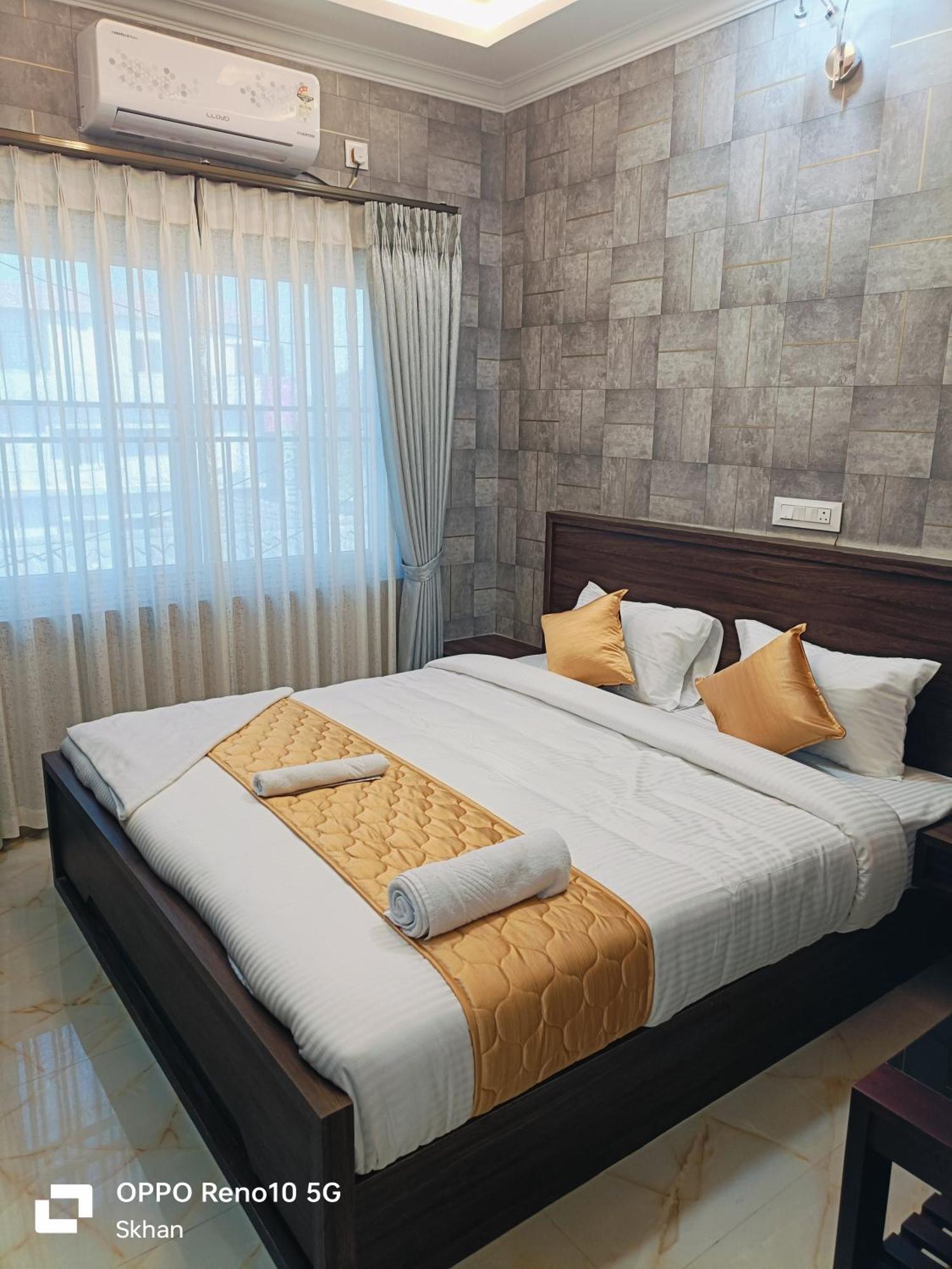 Golden Residency Hotel Kushalanagar Bagian luar foto